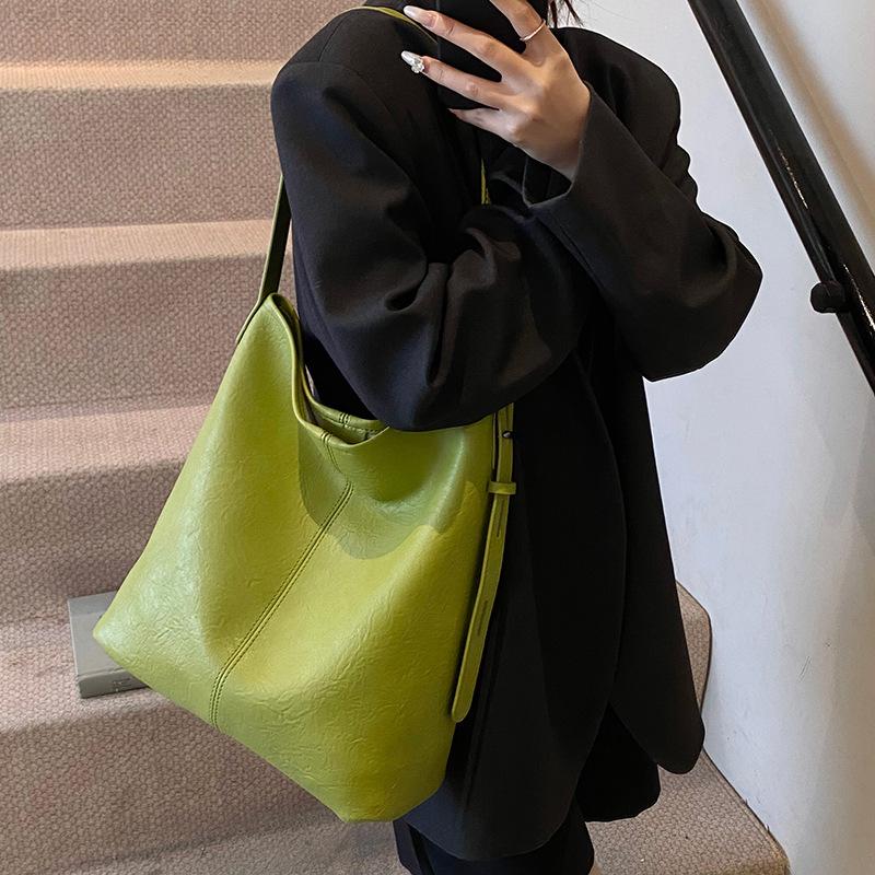 Casual large-capacity bag women s 2025 new fashion simple shoulder bag premium bucket bag
Casual large-capacity bag women s 2025 new fashion simple shoulder bag premium bucket bag