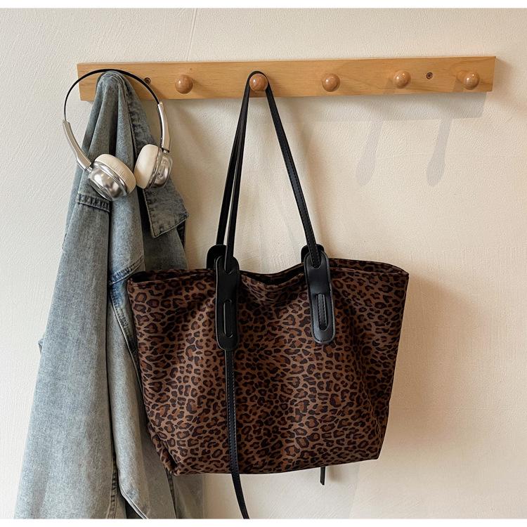 Leopard Print Women s Retro Crossbody Bag - 2025 Fashion, Versatile, High-Capacity, Single Shoulder Design 42x14x28 cm коричневый
Leopard Print Women s Retro Crossbody Bag - 2025 Fashion, Versatile, High-Capacity, Single Shoulder Design 42x14x28 cm коричневый