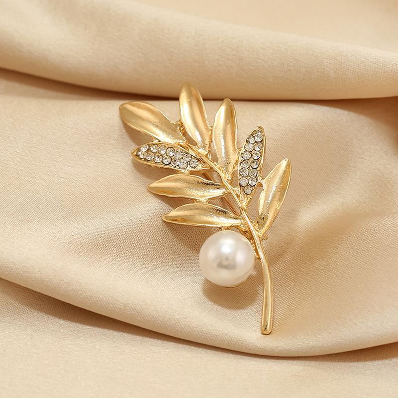 Luxury Leaf Brooch Women s Design Sense Delicate Pin High-end Atmosphere High-end Brooch Clothes Versatile Accessories
Luxury Leaf Brooch Women s Design Sense Delicate Pin High-end Atmosphere High-end Brooch Clothes Versatile Accessories