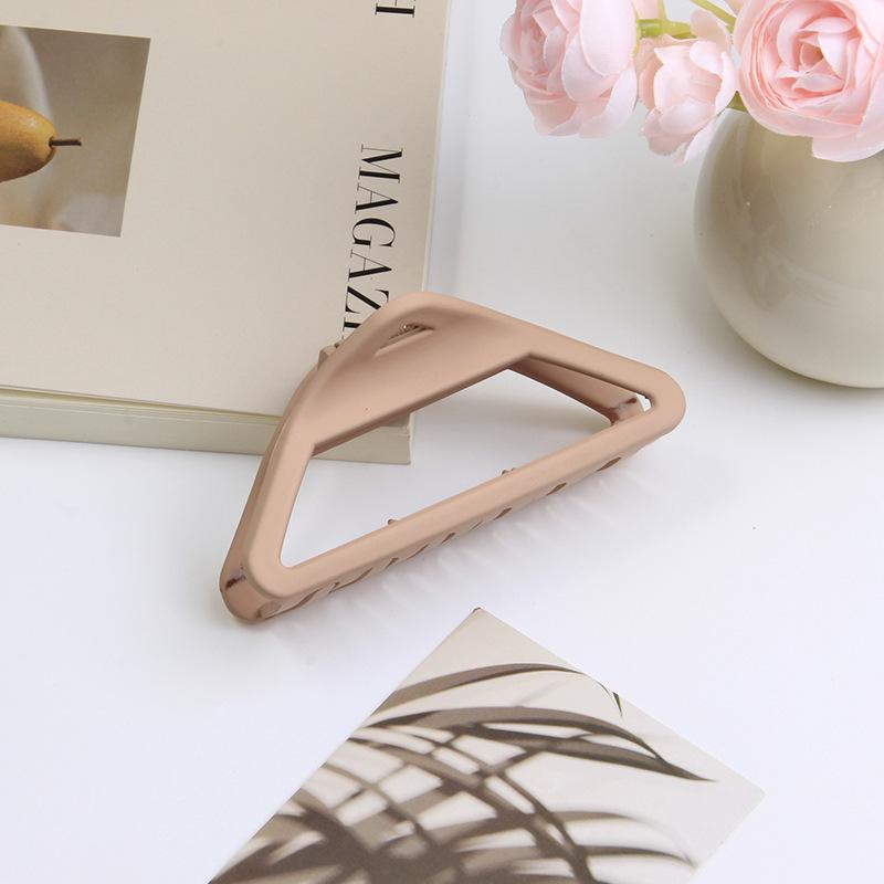New Triangle Grasp Clip Female Large Hollow Geometric Hairpin Hair Clip Back of Head Coiled Hair Shark Clip Hair Ornament
New Triangle Grasp Clip Female Large Hollow Geometric Hairpin Hair Clip Back of Head Coiled Hair Shark Clip Hair Ornament