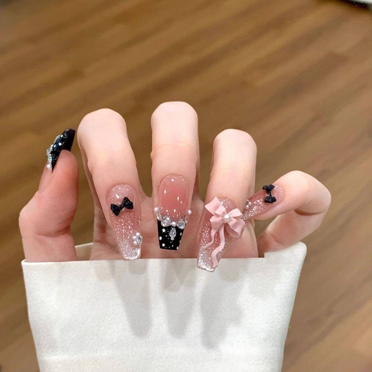 Medium and long black French autumn and winter manicure wearing nail piece finished Xiaohongshu popular bow Bag m
Medium and long black French autumn and winter manicure wearing nail piece finished Xiaohongshu popular bow Bag m