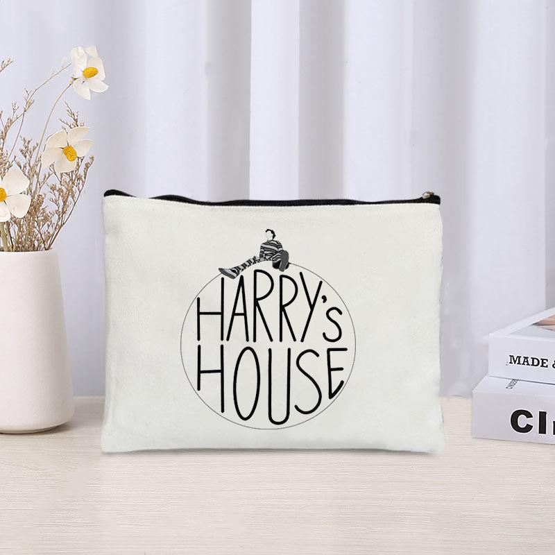 2023 New Harry s House Cosmetic Bag Luxury Canvas Pouch Women Neceser Makeup Perfume Lipstick Organizer Travel Toiletry Bag
2023 New Harry s House Cosmetic Bag Luxury Canvas Pouch Women Neceser Makeup Perfume Lipstick Organizer Travel Toiletry Bag