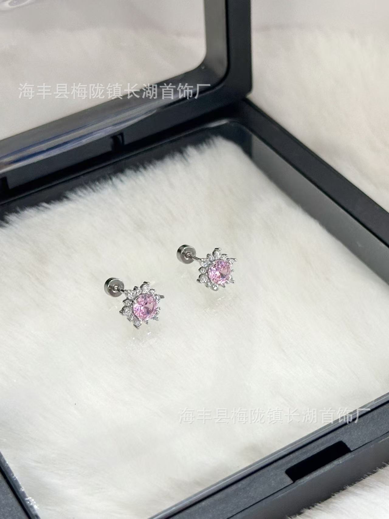 Fashion temperament retro style super flash blue zircon inlaid water drop stud earrings female explosion titanium steel earrings female
Fashion temperament retro style super flash blue zircon inlaid water drop stud earrings female explosion titanium steel earrings female