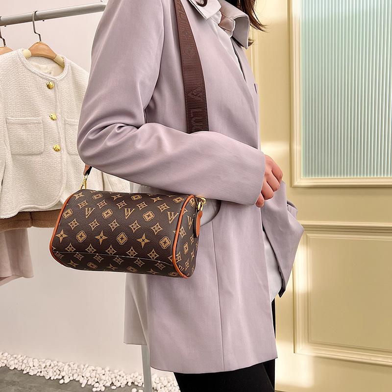 Pu shoulder bag spring new versatile large-capacity women s bag fashion printing wide shoulder strap multi-compartment temperament messenger bag
Pu shoulder bag spring new versatile large-capacity women s bag fashion printing wide shoulder strap multi-compartment temperament messenger bag