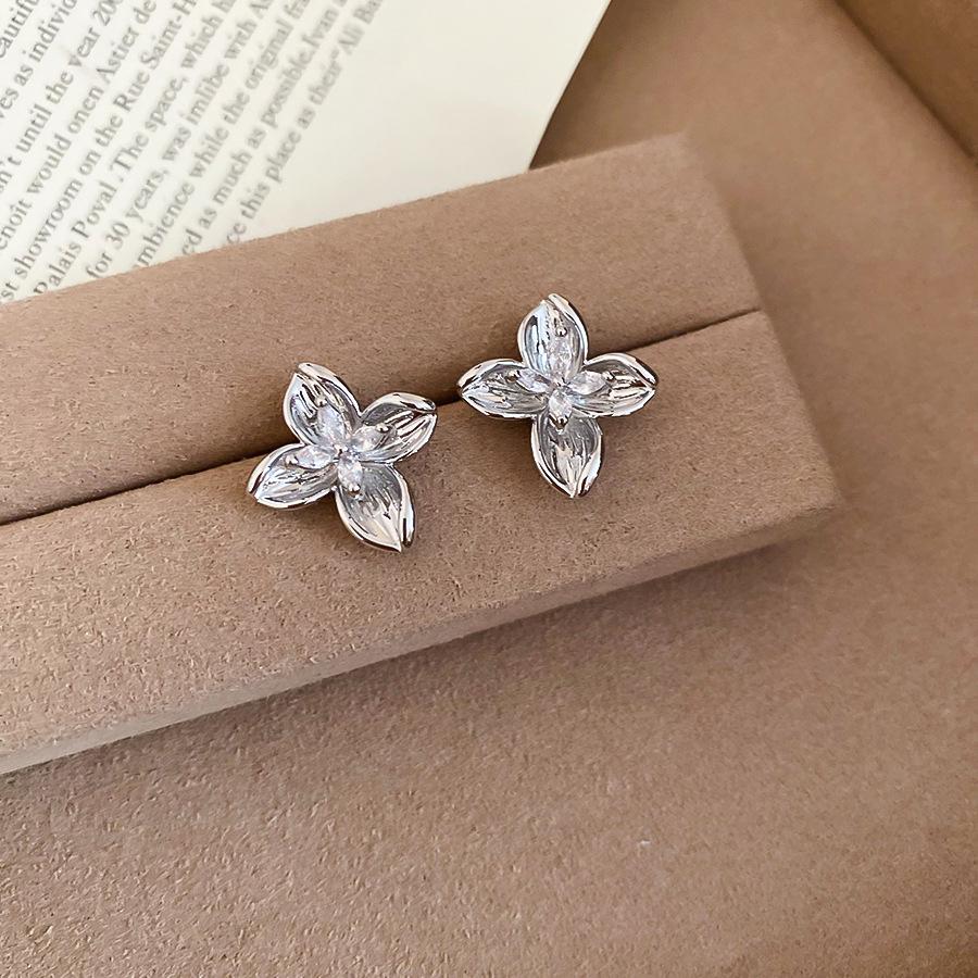 14k Gold Plated Zircon Flower Stud Earrings - Minimalist High-End Design for Women
14k Gold Plated Zircon Flower Stud Earrings - Minimalist High-End Design for Women