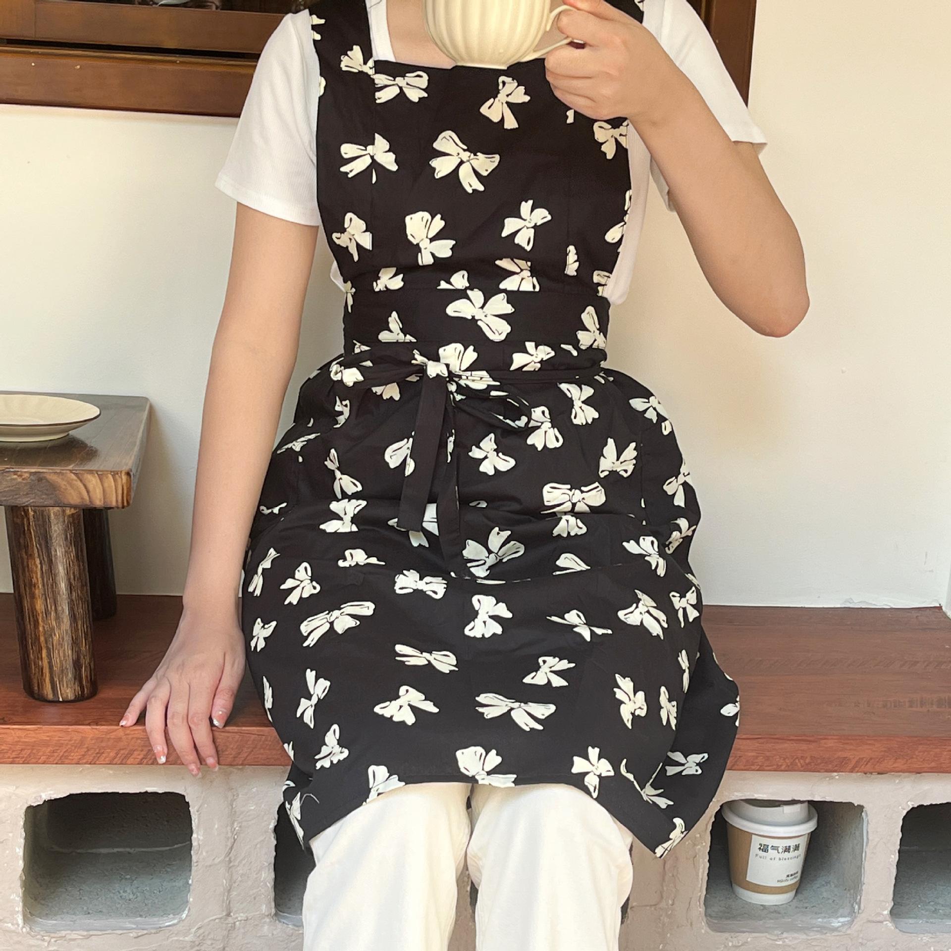 Vest black and white bow print H-shaped apron pure cotton cafe floral handicraft
Vest black and white bow print H-shaped apron pure cotton cafe floral handicraft