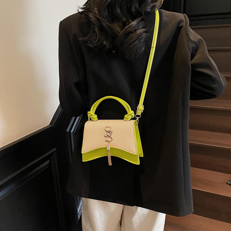 Fresh and trendy letters, new fashionable and simple 2025 summer color matching leisure chain, crossbody shoulder small square women s bag чорний
Fresh and trendy letters, new fashionable and simple 2025 summer color matching leisure chain, crossbody shoulder small square women s bag чорний