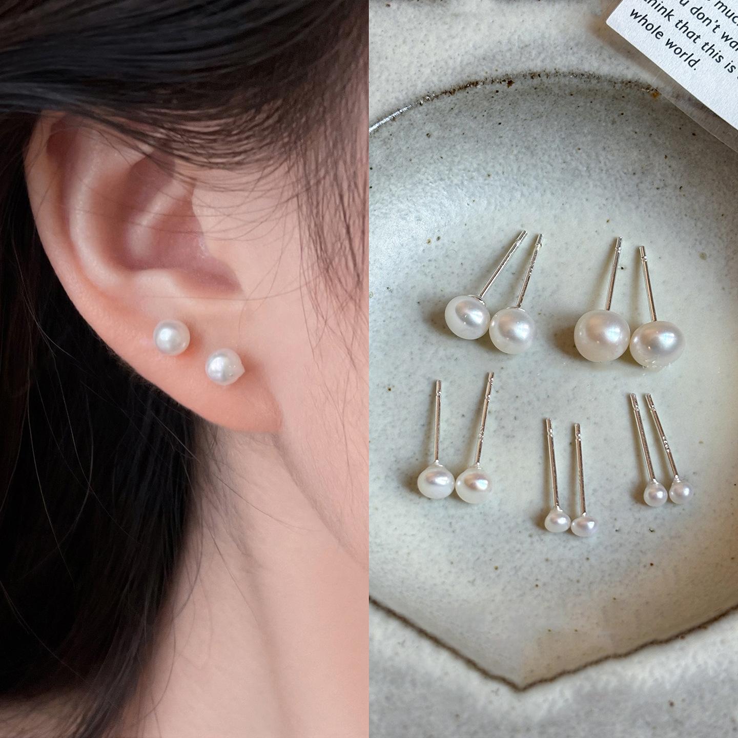 Freshwater pearl stud earrings simple fashion small earrings niche temperament high sense versatile earrings women
Freshwater pearl stud earrings simple fashion small earrings niche temperament high sense versatile earrings women