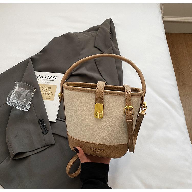 This year s popular bags 2025 spring and summer simple style high-end sense niche portable bucket bag commuter messenger bag хакі
This year s popular bags 2025 spring and summer simple style high-end sense niche portable bucket bag commuter messenger bag хакі
