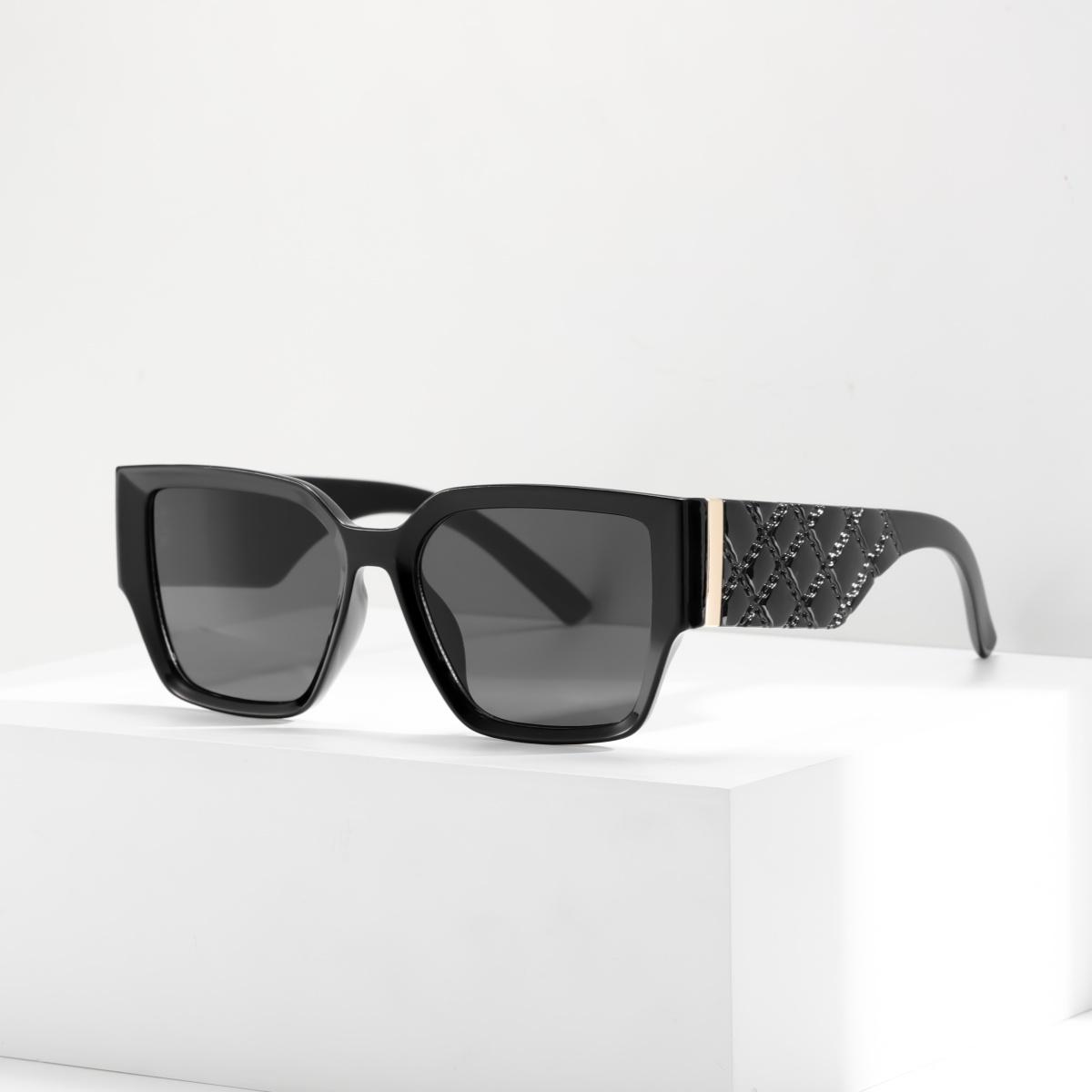 Fashion sunglasses, European and American retro unisex classic Y2K trend versatile sun shading and lightweight frame sunglasses
Fashion sunglasses, European and American retro unisex classic Y2K trend versatile sun shading and lightweight frame sunglasses