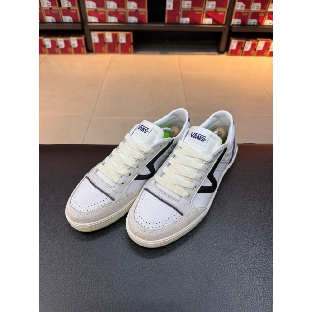 Кроссовки Vans Unisex Lowland Cc Jmp R Lowland Cc Jmp R Multi sport True White Vn0007p2box white/220
Кроссовки Vans Unisex Lowland Cc Jmp R Lowland Cc Jmp R Multi sport True White Vn0007p2box white/220