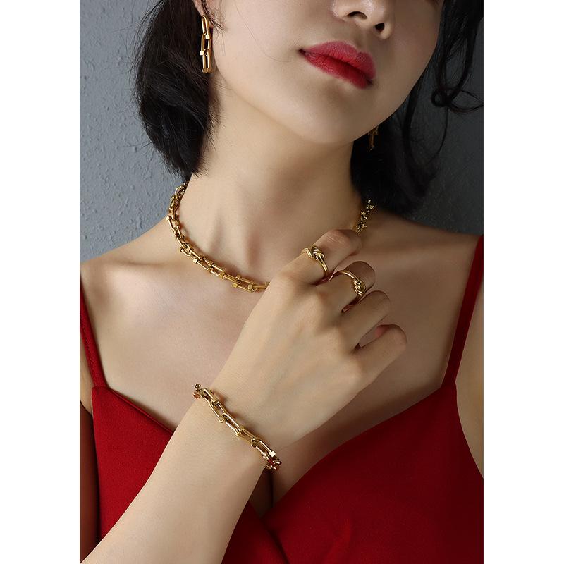 European & American U-Shaped Horseshoe Buckle Jewelry Set: Chunky Chain Necklace, Stud Earrings, & 18k Gold Titanium Steel Bracelet
European & American U-Shaped Horseshoe Buckle Jewelry Set: Chunky Chain Necklace, Stud Earrings, & 18k Gold Titanium Steel Bracelet