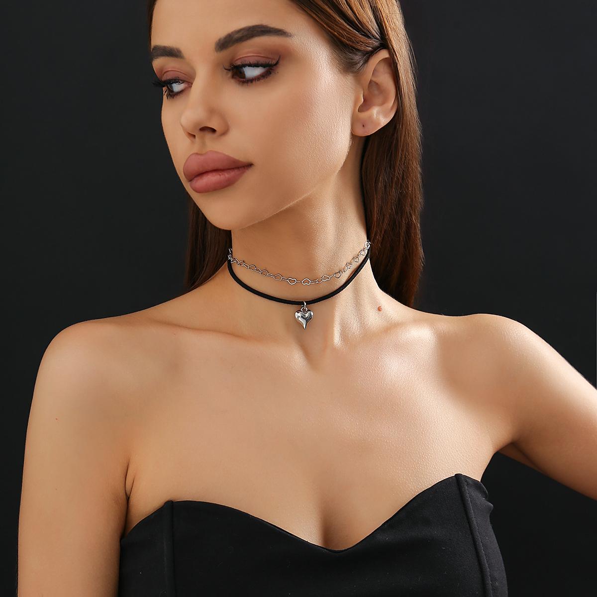 Salircon Retro Korean Black Velvet Rope Chain Choker Fashion Creative Metal Heart Chain Short Necklace Women s Aesthetic Jewelry
Salircon Retro Korean Black Velvet Rope Chain Choker Fashion Creative Metal Heart Chain Short Necklace Women s Aesthetic Jewelry