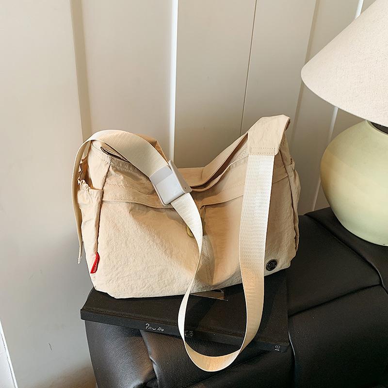 Нейлоновая тканевая сумка новая легкая на плечо сумка-мессенджер женская сумка новая модная сумка-пельмень
Нейлоновая тканевая сумка новая легкая на плечо сумка-мессенджер женская сумка новая модная сумка-пельмень