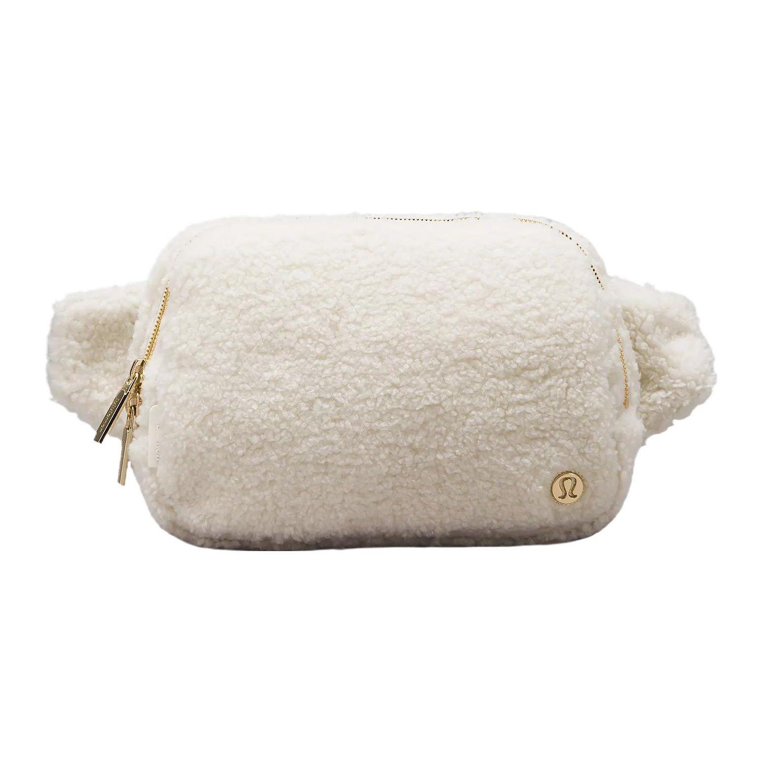 Lululemon Everywhere 2L Logo Zip Closure Polyester Chest Bag Waist Bag Large Women bags White Gold LU9BDUS-059917 White Opal & Gold,Large
Lululemon Everywhere 2L Logo Zip Closure Polyester Chest Bag Waist Bag Large Women bags White Gold LU9BDUS-059917 White Opal & Gold,Large