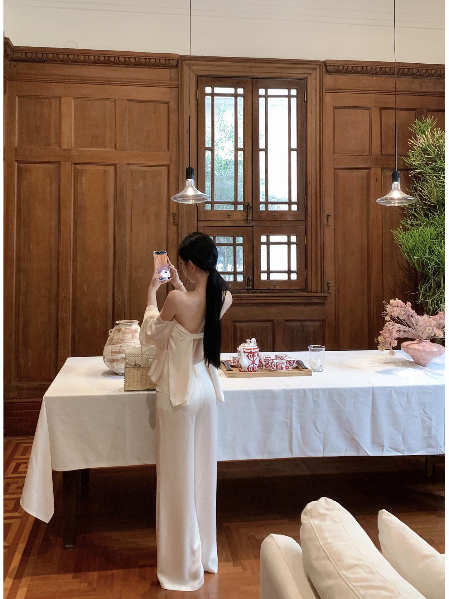 JAYKY YANG Casual Line: One-Shoulder Bell Sleeve Top & Low-Rise Wide-Leg Pants Set Medium
JAYKY YANG Casual Line: One-Shoulder Bell Sleeve Top & Low-Rise Wide-Leg Pants Set Medium