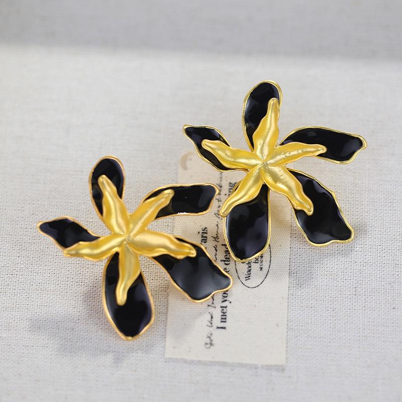 Silver Needle Vintage Drip Oil Double Layer Flower Earrings - Exaggerated European and American Style Light Luxury Studs
Silver Needle Vintage Drip Oil Double Layer Flower Earrings - Exaggerated European and American Style Light Luxury Studs
