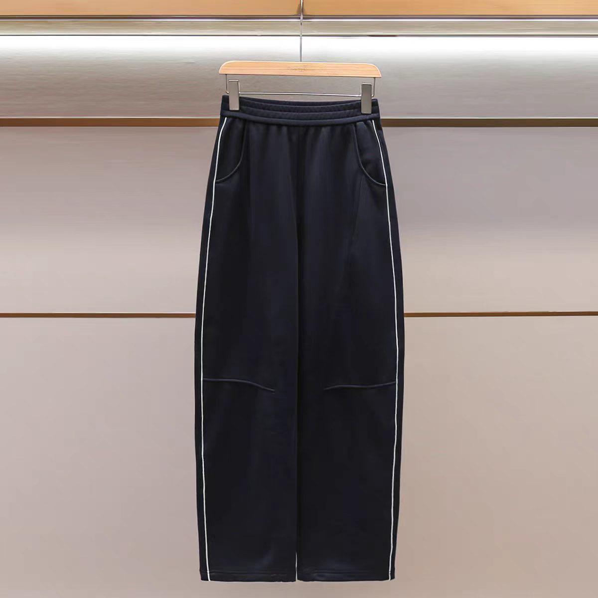 New Spring 2026 Women s Relaxed Tapered Sweatpants with Elastic Waist Small темно-синього кольору
New Spring 2026 Women s Relaxed Tapered Sweatpants with Elastic Waist Small темно-синього кольору