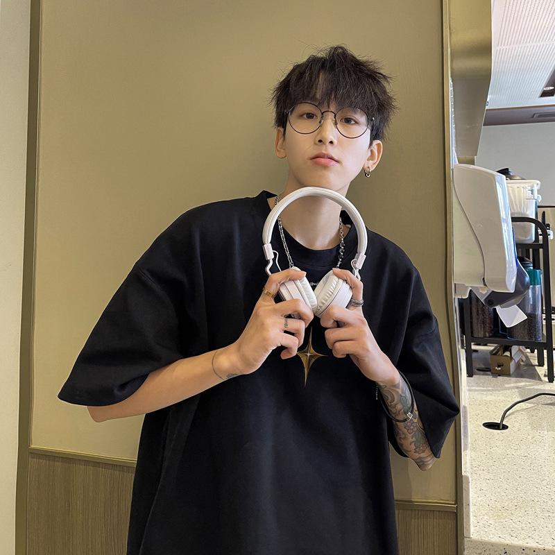 Мужская белая футболка свободного кроя с коротким рукавом, из чистого хлопка, в летнем стиле.
Мужская белая футболка свободного кроя с коротким рукавом, из чистого хлопка, в летнем стиле.