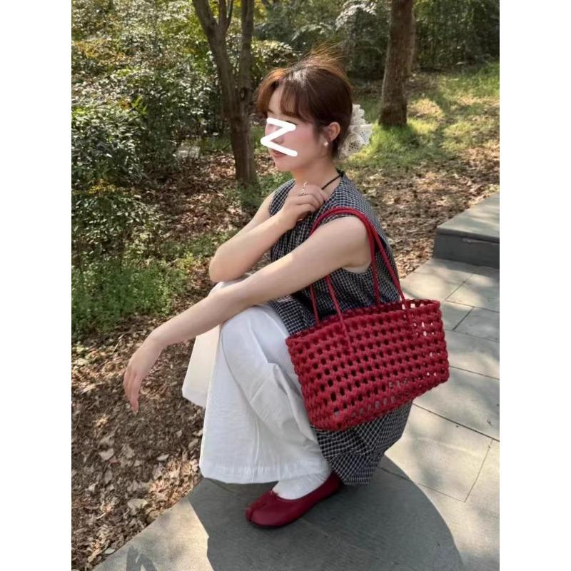New niche design red hollow woven vacation basket bag versatile commuter portable underarm shopping basket
New niche design red hollow woven vacation basket bag versatile commuter portable underarm shopping basket