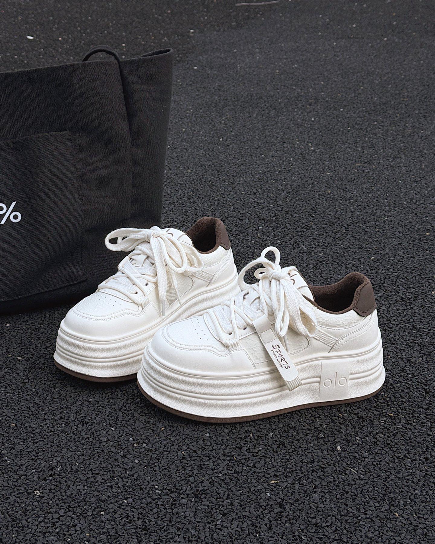 Leather velvet little white shoes winter new muffin thick baseplate shoes women s round head lace-up casual sports shoes 40
Leather velvet little white shoes winter new muffin thick baseplate shoes women s round head lace-up casual sports shoes 40