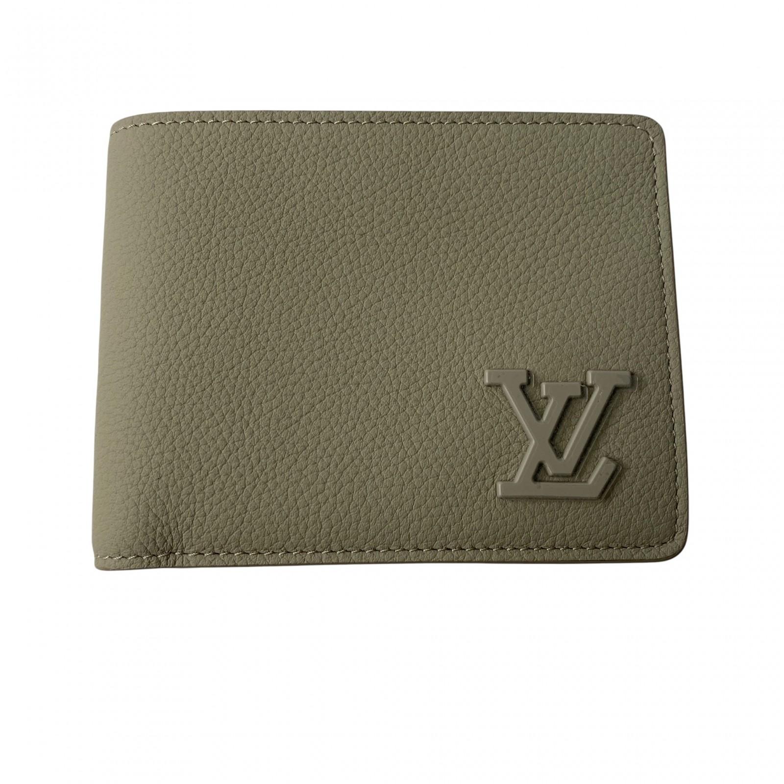 Вживаний шкіряний чоловічий гаманець-біфолд LOUIS VUITTON
Вживаний шкіряний чоловічий гаманець-біфолд LOUIS VUITTON