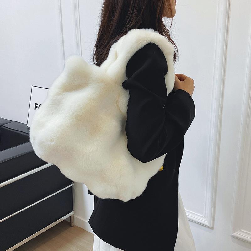 Plush hand bag lazy plush girl atmosphere bucket bag autumn and winter handbag messenger bag рожевий
Plush hand bag lazy plush girl atmosphere bucket bag autumn and winter handbag messenger bag рожевий