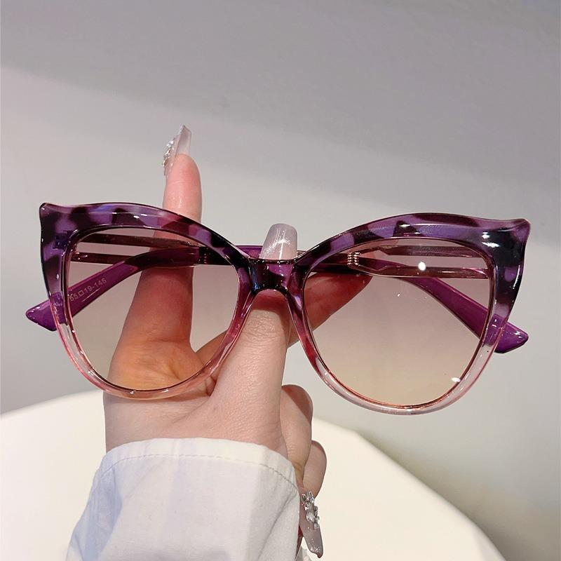 Non-polarized Vintage Collide Color Cat Eye Mirror Leg Hollow-out Sunglasses Men Women Fashion Gradient Metal PC Frame Eyeglasses
Non-polarized Vintage Collide Color Cat Eye Mirror Leg Hollow-out Sunglasses Men Women Fashion Gradient Metal PC Frame Eyeglasses