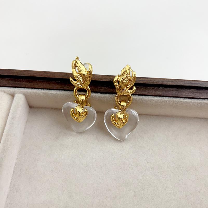 Elegant European & American Light Luxury Jewelry Set: Lava Heart Necklace, Stud Earrings, Ring & Brooch with High Color Retention
Elegant European & American Light Luxury Jewelry Set: Lava Heart Necklace, Stud Earrings, Ring & Brooch with High Color Retention