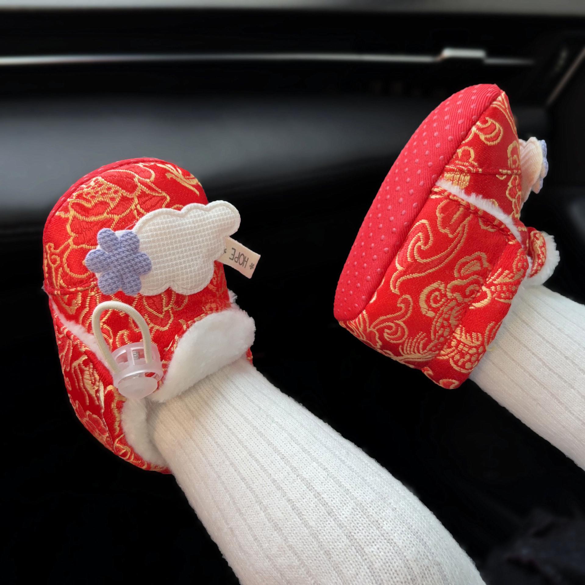 Red Fleece-Lined Cotton Baby Shoes & Socks for Warmth, Soft Sole, Anti-Drop, for 0-1 Year Olds – Perfect for Autumn, Winter, and New Year. M 11.5cm 5-10 months
Red Fleece-Lined Cotton Baby Shoes & Socks for Warmth, Soft Sole, Anti-Drop, for 0-1 Year Olds – Perfect for Autumn, Winter, and New Year. M 11.5cm 5-10 months