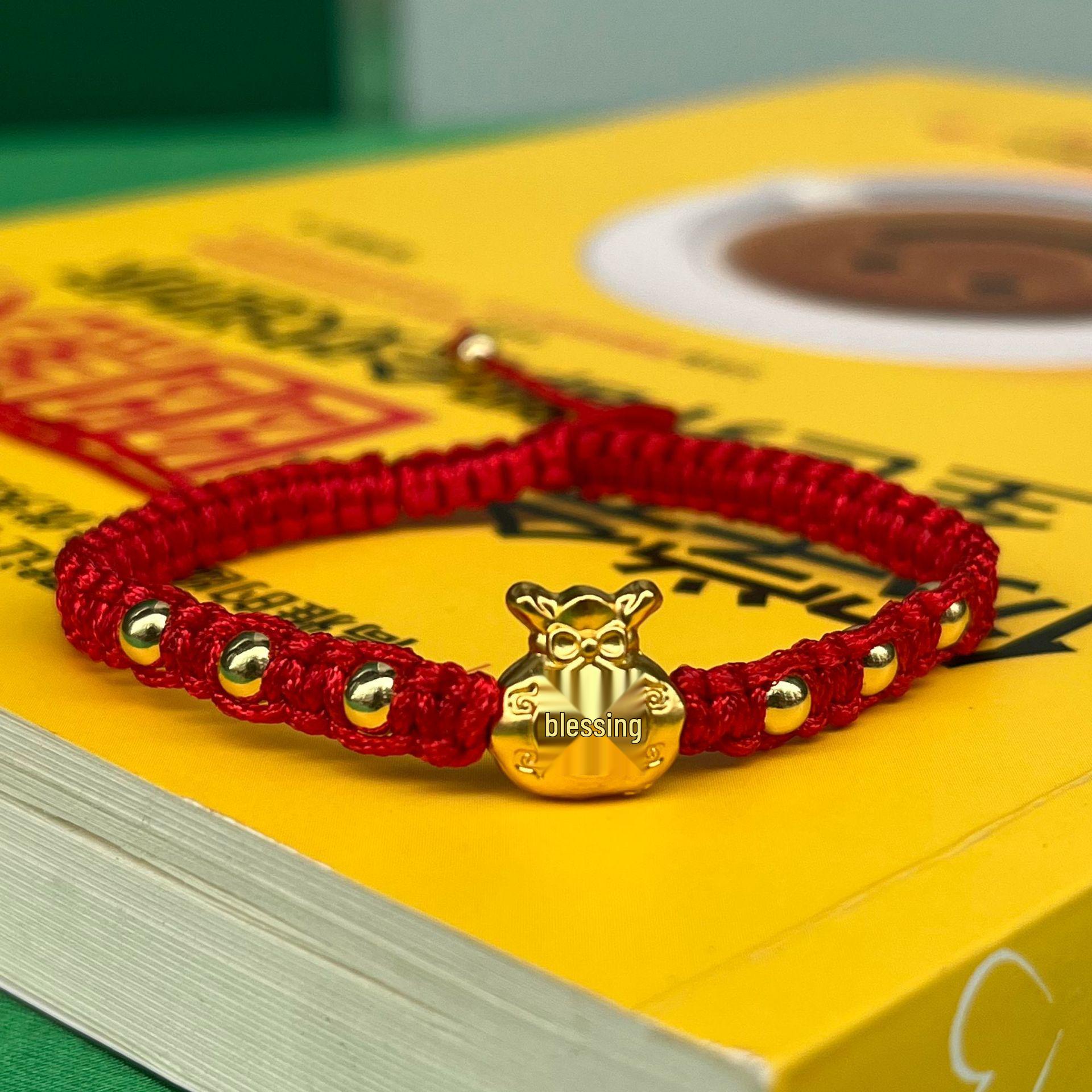 Браслет из красной нити 2024: Плетеный вручную узел Пин Ань с медной монетой на удачу, украшение года Дракона.
Браслет из красной нити 2024: Плетеный вручную узел Пин Ань с медной монетой на удачу, украшение года Дракона.