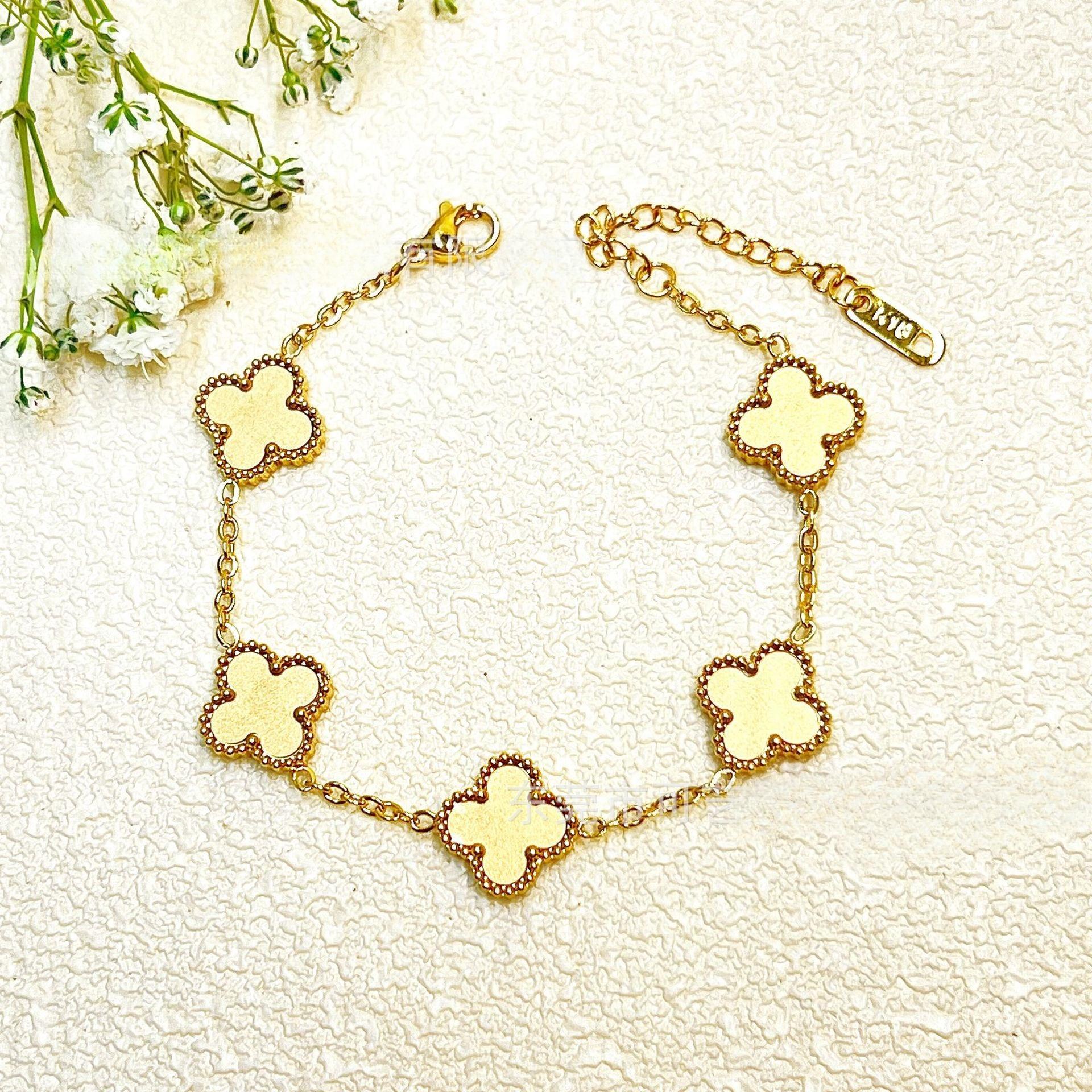 Браслет Клевер Четырехлистный Высокое Качество 18к Двусторонний Счастливый Браслет Пятицветок Модный Новый Легкий Роскошный Браслет
Браслет Клевер Четырехлистный Высокое Качество 18к Двусторонний Счастливый Браслет Пятицветок Модный Новый Легкий Роскошный Браслет