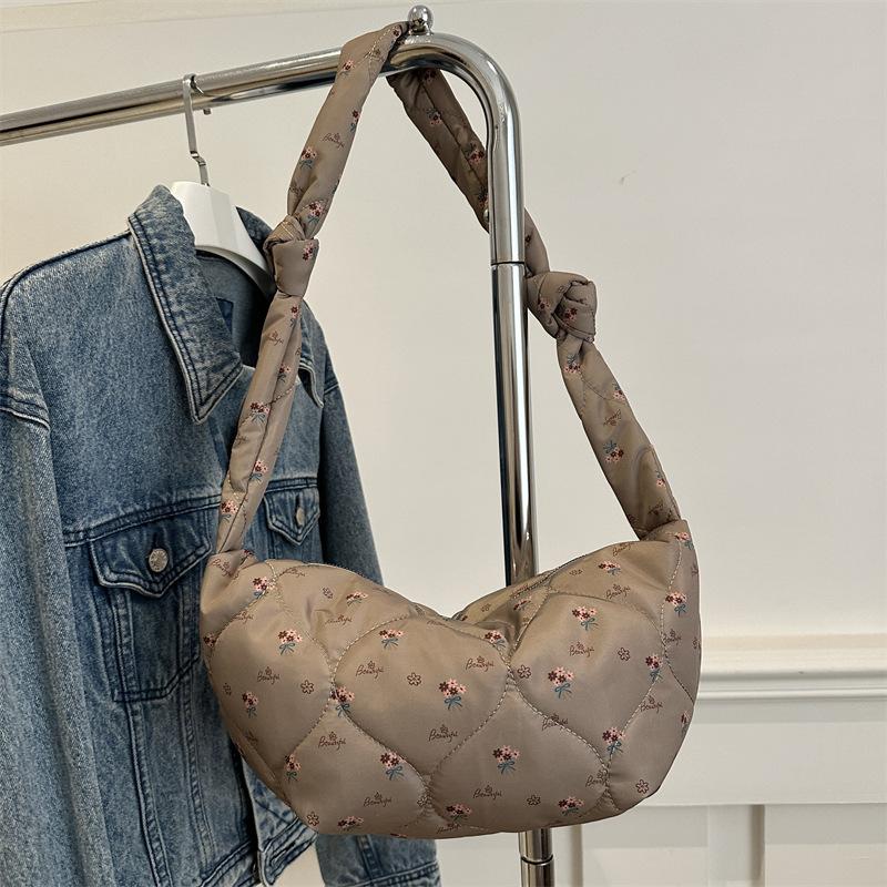 Women s bag 2025 winter new versatile ins high-value shoulder messenger bag women s foreign-style pleated dumpling bag women хакі
Women s bag 2025 winter new versatile ins high-value shoulder messenger bag women s foreign-style pleated dumpling bag women хакі