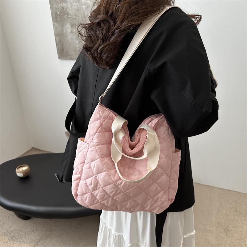 Stylish large-capacity embroidery thread new simple diamond cotton trendy crossbody one shoulder portable tote bag woman чёрный
Stylish large-capacity embroidery thread new simple diamond cotton trendy crossbody one shoulder portable tote bag woman чёрный
