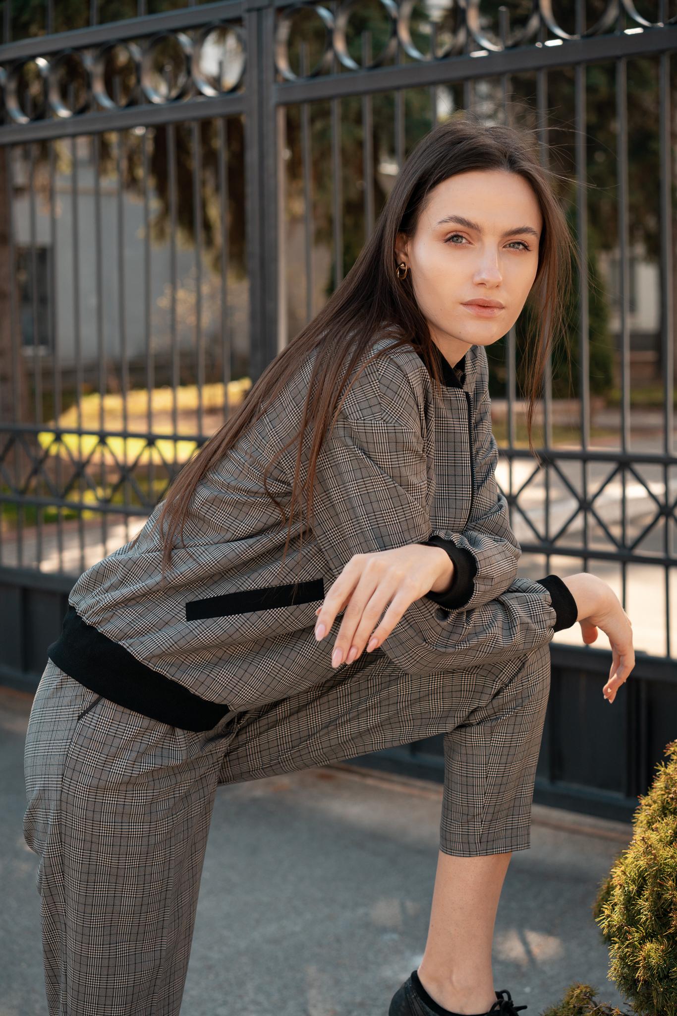 Бомбер у клітку вільний на блискавці 36 старий срібного кольору
Бомбер у клітку вільний на блискавці 36 старий срібного кольору