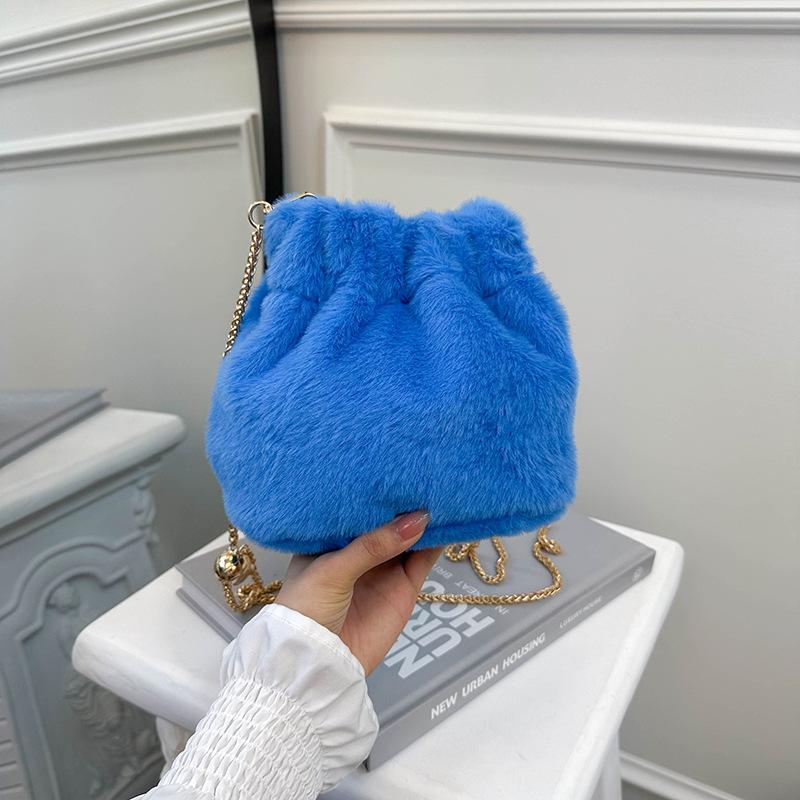 Маленькая сумка из плиссированного оленьего бархата высокой ценности, женская новинка 2025 года, в зарубежном стиле, на плечо, сумка-облако, нишевая сумка-мессенджер на цепочке синий
Маленькая сумка из плиссированного оленьего бархата высокой ценности, женская новинка 2025 года, в зарубежном стиле, на плечо, сумка-облако, нишевая сумка-мессенджер на цепочке синий