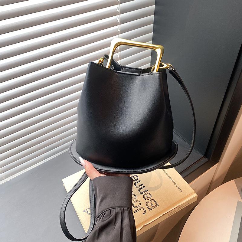 Women s Bucket Handbag Simple Design Versatile Tote Crossbody Bag PU Material Mujer Magnetic Butt Bolsas Sac De Femme
Women s Bucket Handbag Simple Design Versatile Tote Crossbody Bag PU Material Mujer Magnetic Butt Bolsas Sac De Femme