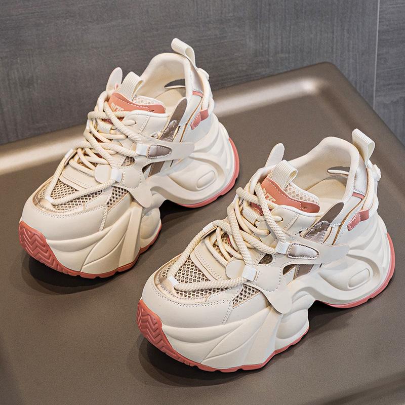 Полые туфли для папы, повседневная спортивная обувь на толстой подошве и сетке, модная универсальная женская обувь с внутренним увеличением роста, летняя обувь
Полые туфли для папы, повседневная спортивная обувь на толстой подошве и сетке, модная универсальная женская обувь с внутренним увеличением роста, летняя обувь