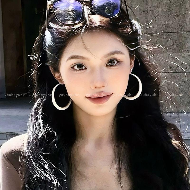 Белые Большие Серьги-Кольца Женские 2025 Новое Поступление Миллениум Сексуальный Ветер Преувеличенные Простые Браслет Квадратное и Круглое Лицо Меньшие Серьги White Hoop Earrings
Белые Большие Серьги-Кольца Женские 2025 Новое Поступление Миллениум Сексуальный Ветер Преувеличенные Простые Браслет Квадратное и Круглое Лицо Меньшие Серьги White Hoop Earrings