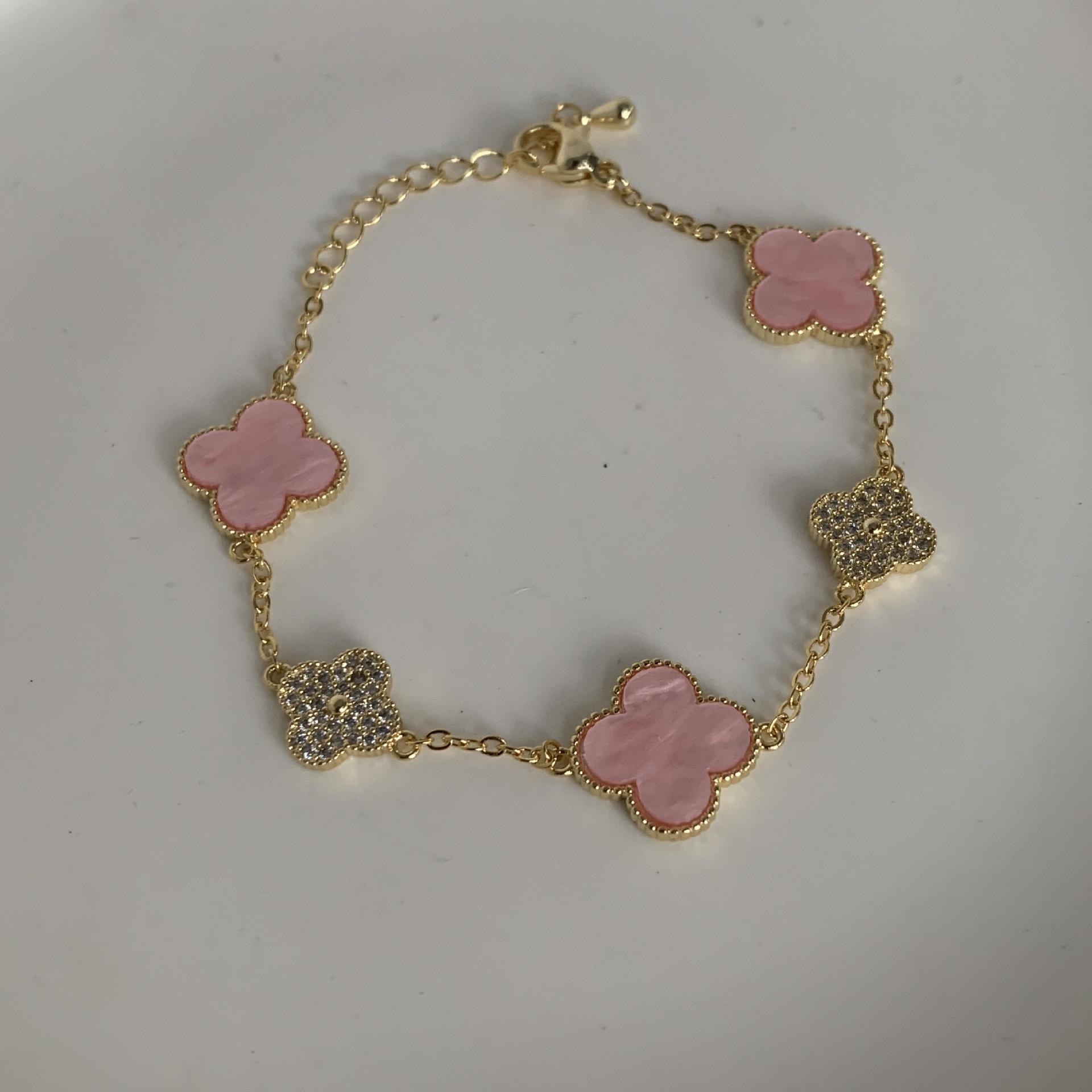 Модный и минималистичный розовый браслет с четырьмя листочками клевера с высококачественной текстурой и универсальным браслетом с бриллиантами для вечеринок. 15.8+3.5cm розовый
Модный и минималистичный розовый браслет с четырьмя листочками клевера с высококачественной текстурой и универсальным браслетом с бриллиантами для вечеринок. 15.8+3.5cm розовый