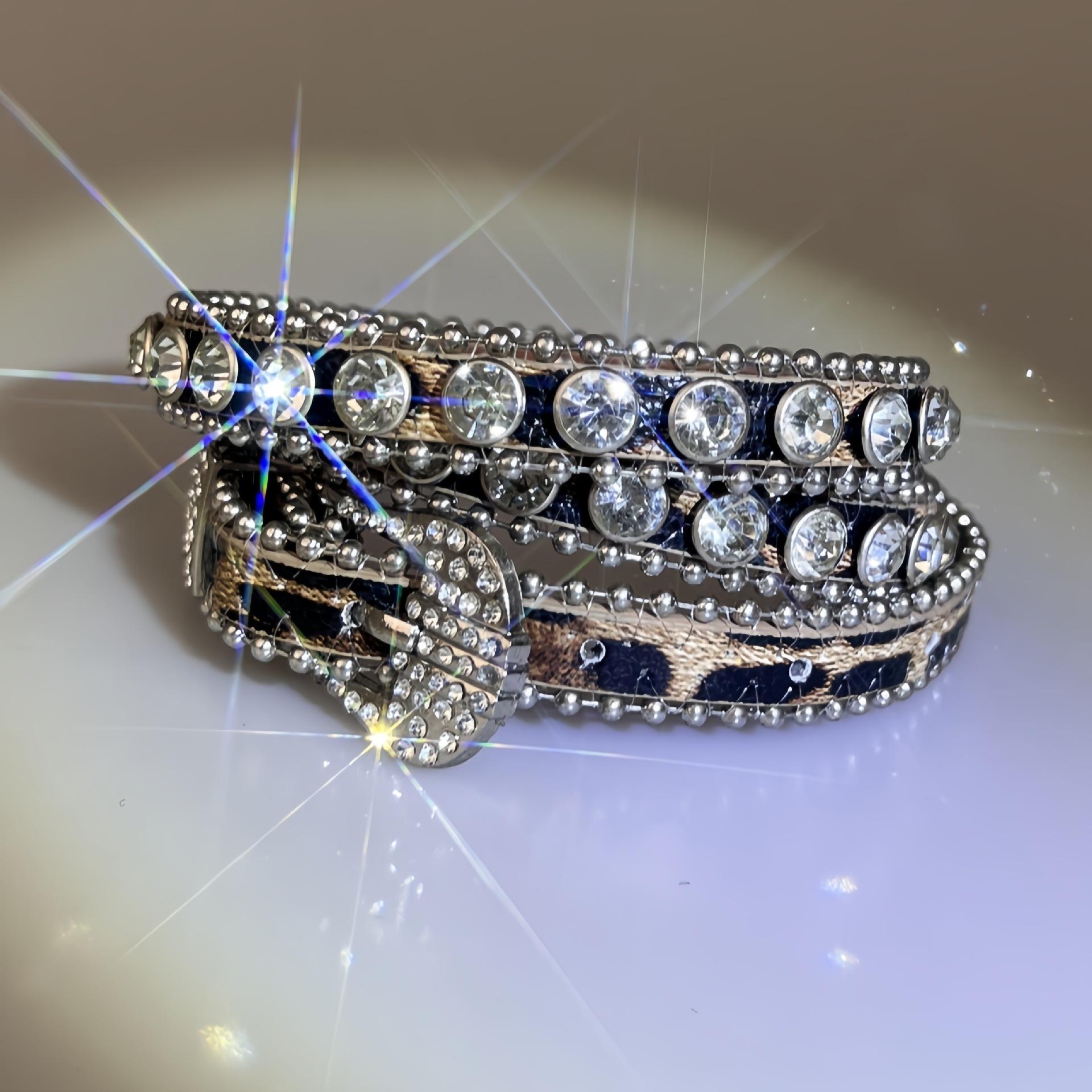 Тонкий ремень со стразами с леопардовым принтом сверкает бриллиантами. Узкий пояс украшен значками на поясной части юбки 100cm
Тонкий ремень со стразами с леопардовым принтом сверкает бриллиантами. Узкий пояс украшен значками на поясной части юбки 100cm