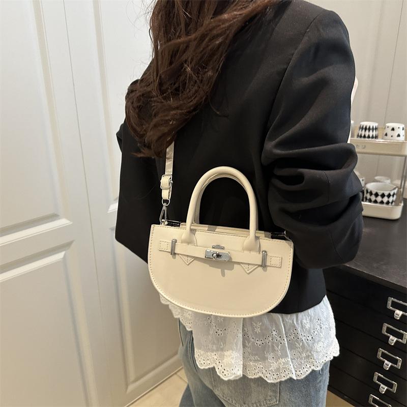 Stylish and simple women s new personalized design solid color simple portable messenger shoulder bag рожевий
Stylish and simple women s new personalized design solid color simple portable messenger shoulder bag рожевий