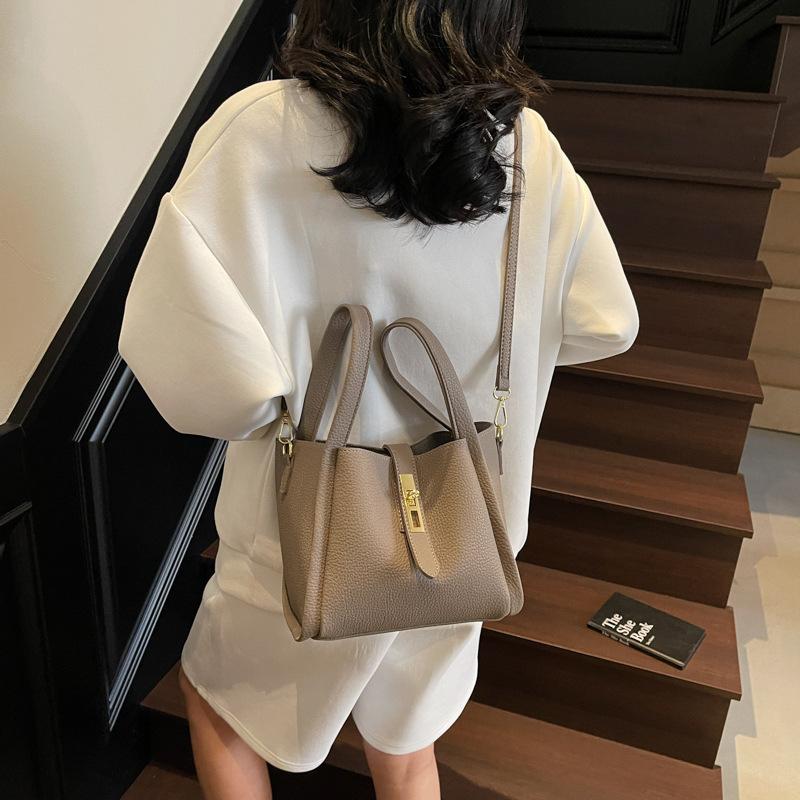 Fashion lychee pattern vegetable basket bag women s PU simple commuter crossbody bag summer color large capacity bucket bag One size
Fashion lychee pattern vegetable basket bag women s PU simple commuter crossbody bag summer color large capacity bucket bag One size