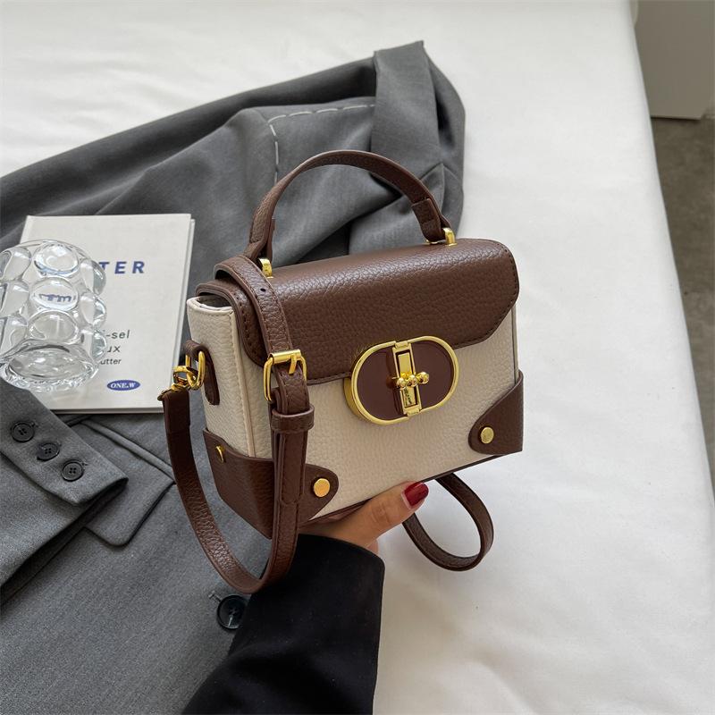 Модна жіноча сумка контрастного кольору Невелика квадратна сумка з заклепками Текстурована сумка Hbag 2024 Новий темперамент Універсальна жіноча сумка-месенджер
Модна жіноча сумка контрастного кольору Невелика квадратна сумка з заклепками Текстурована сумка Hbag 2024 Новий темперамент Універсальна жіноча сумка-месенджер