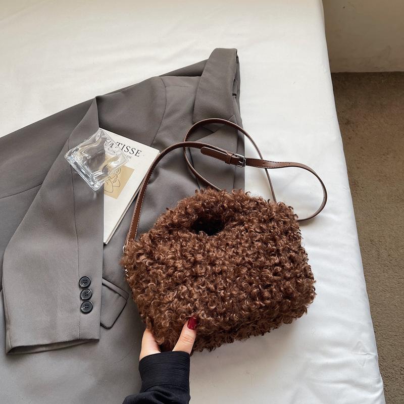 Сумка-тоут Плюшевая сумка через плечо Женская нишевая 2025 осенняя модная новая Корейская версия текстурированная сумка-мессенджер Японская темно-коричневого
Сумка-тоут Плюшевая сумка через плечо Женская нишевая 2025 осенняя модная новая Корейская версия текстурированная сумка-мессенджер Японская темно-коричневого