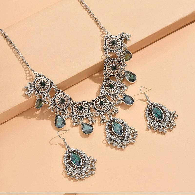 2 шт. Винтажный Индийский Этнический Стиль Набор Для Женщин Кристалл Инкрустированный Наборы Кулон-Капля Воды Серьги Набор
2 шт. Винтажный Индийский Этнический Стиль Набор Для Женщин Кристалл Инкрустированный Наборы Кулон-Капля Воды Серьги Набор