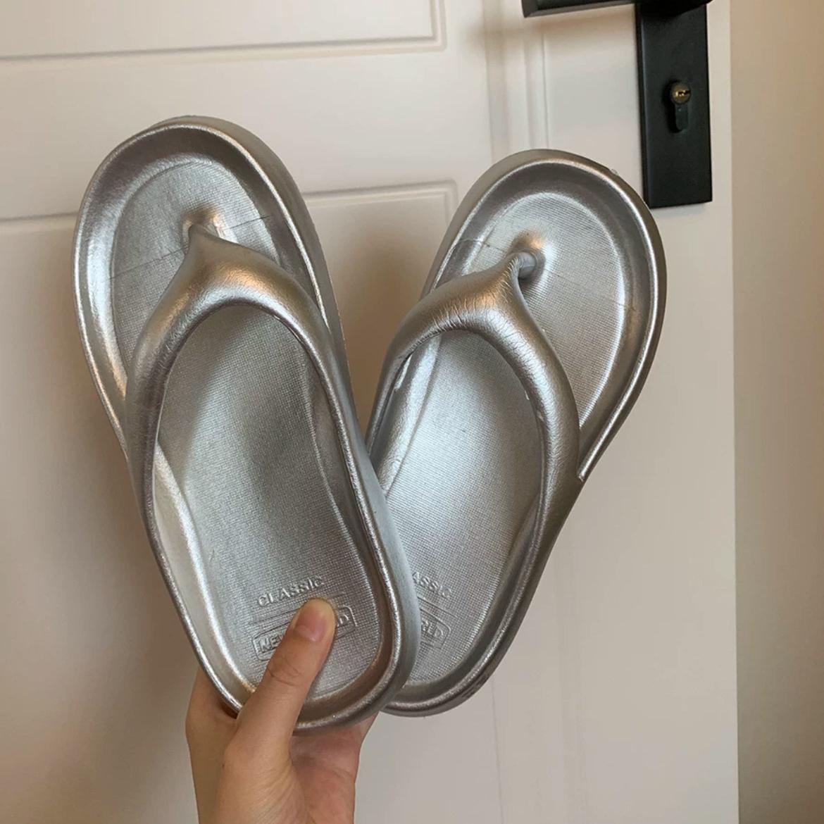 Шлепанцы Seaside Angle Foot для женщин, домашний декор, нескользящие тапочки для дома, пляжные сандалии на толстой подошве для женщин с обрезанными ногами 40-41 серебряный
Шлепанцы Seaside Angle Foot для женщин, домашний декор, нескользящие тапочки для дома, пляжные сандалии на толстой подошве для женщин с обрезанными ногами 40-41 серебряный