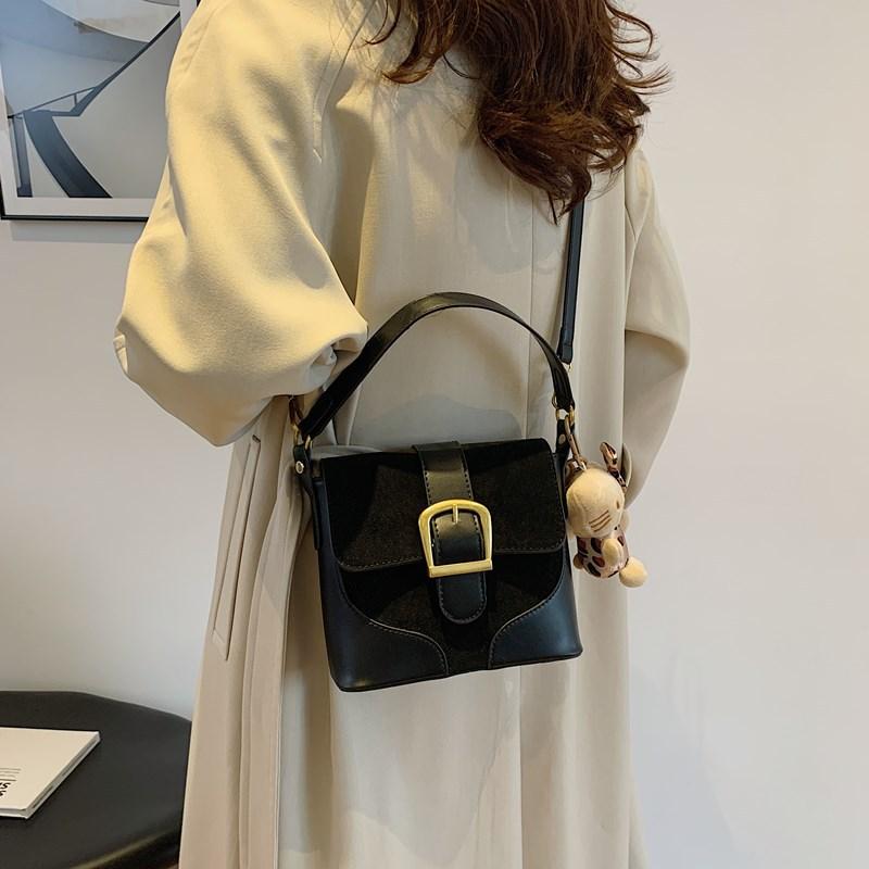 2025 new niche design handbag women s simple retro leopard print shoulder crossbody bucket bag 19.5*8*18 чёрный
2025 new niche design handbag women s simple retro leopard print shoulder crossbody bucket bag 19.5*8*18 чёрный