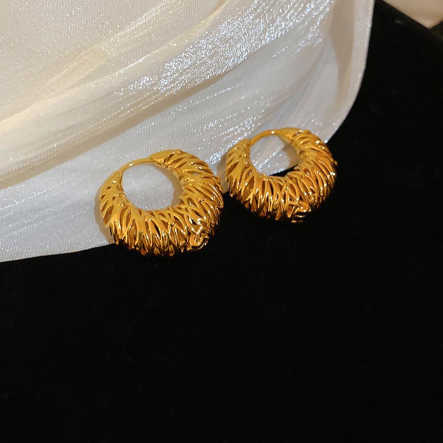 18k electroplated round hollow ear buckle versatile earrings light luxury earrings design sense niche
18k electroplated round hollow ear buckle versatile earrings light luxury earrings design sense niche