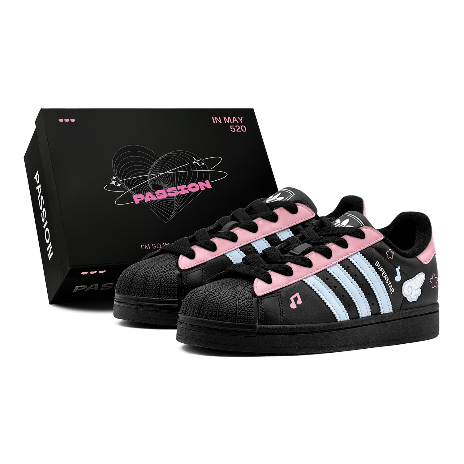 Adidas Originals Superstar 2 Couple s, Romantic Favor, Pink Star Wings, Girlish Style, Graffiti GS Low top JH9977(TeamS3-S-BOX) 40
Adidas Originals Superstar 2 Couple s, Romantic Favor, Pink Star Wings, Girlish Style, Graffiti GS Low top JH9977(TeamS3-S-BOX) 40